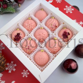 Новогодние шоколадные шары в розовом шоколаде